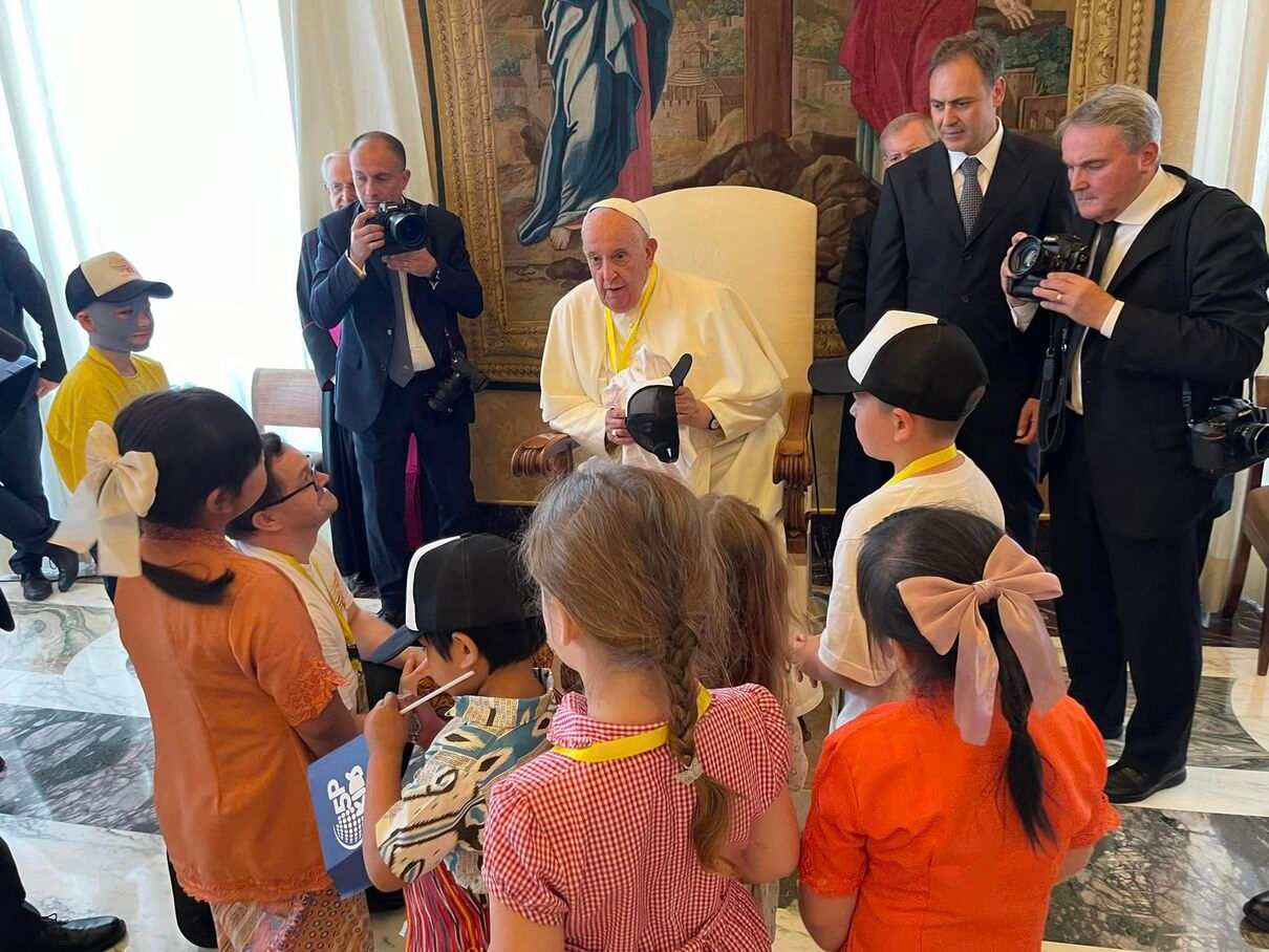 Українські діти, які постраждали від рф, зустрілись з Папою Римським