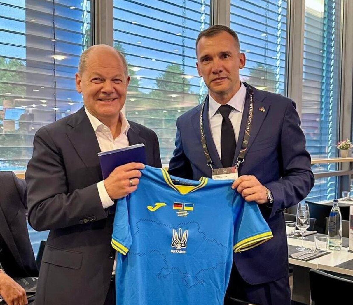 Андрій Шевченко зустрівся з канцлером Німеччини Шольцом перед матчем збірних