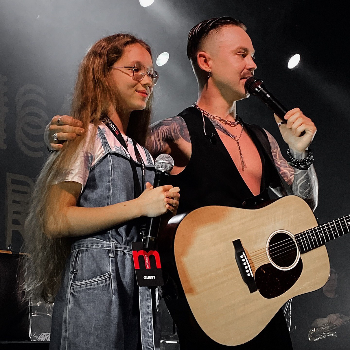 Допомогла ЗСУ: на концерті Артема Пивоварова українка попрощалася із довгим волоссям