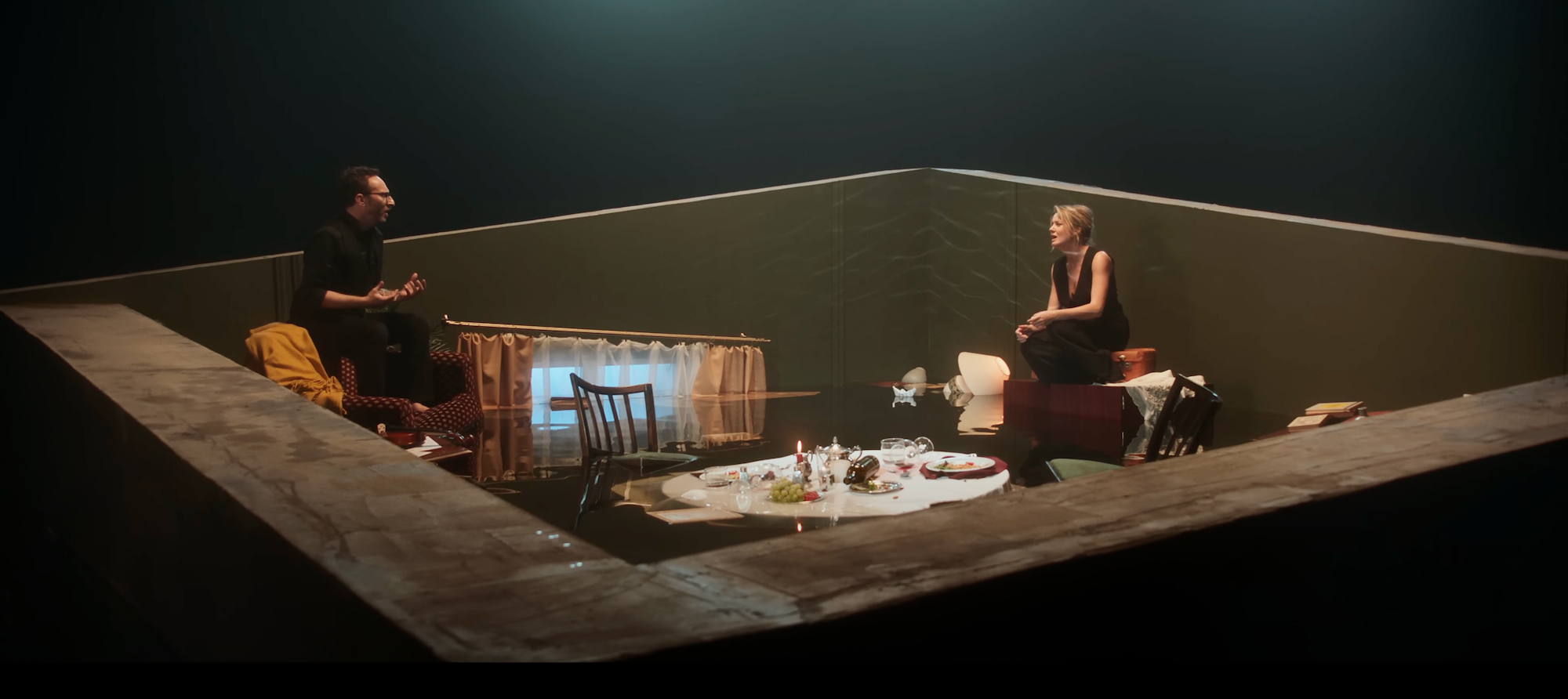 KOLA та Міша Крупін залишились удвох у затопленій квартирі у кліпі на пісню "Тюльпани"