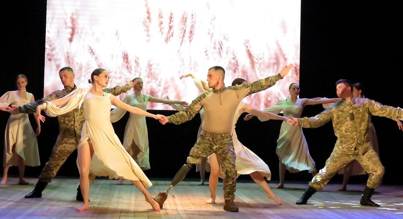 Олег Сливар на протезі станцював на сцені - фото 1