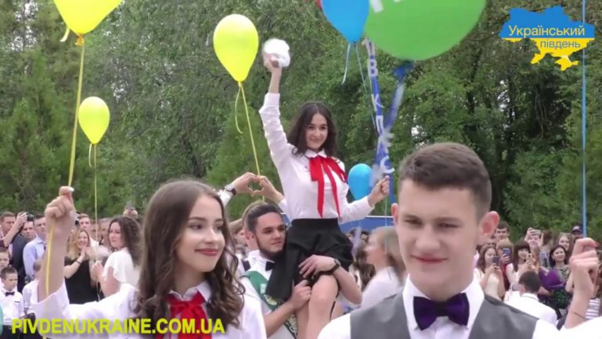 Зворушливе відео: херсонські випускники станцювали вальс з різних куточків світу