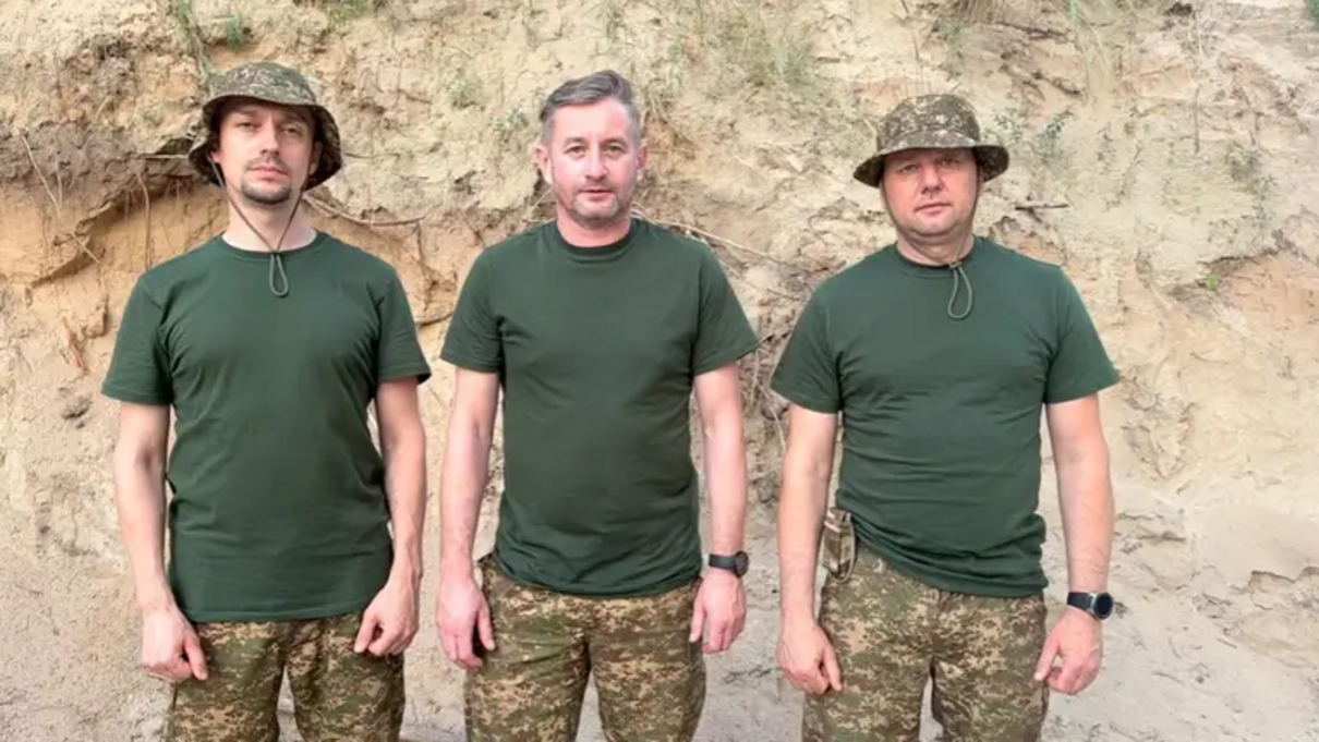 Учасники гурту "Жадан і Собаки" записали відео з вишколу і звернулись до українців