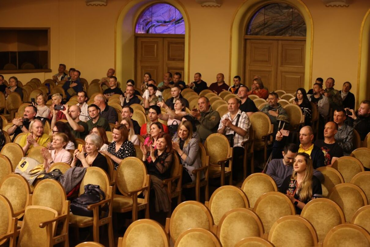 Терапія музикою: Оркестр INSO-Львів зіграв для військових, які проходять реабілітацію