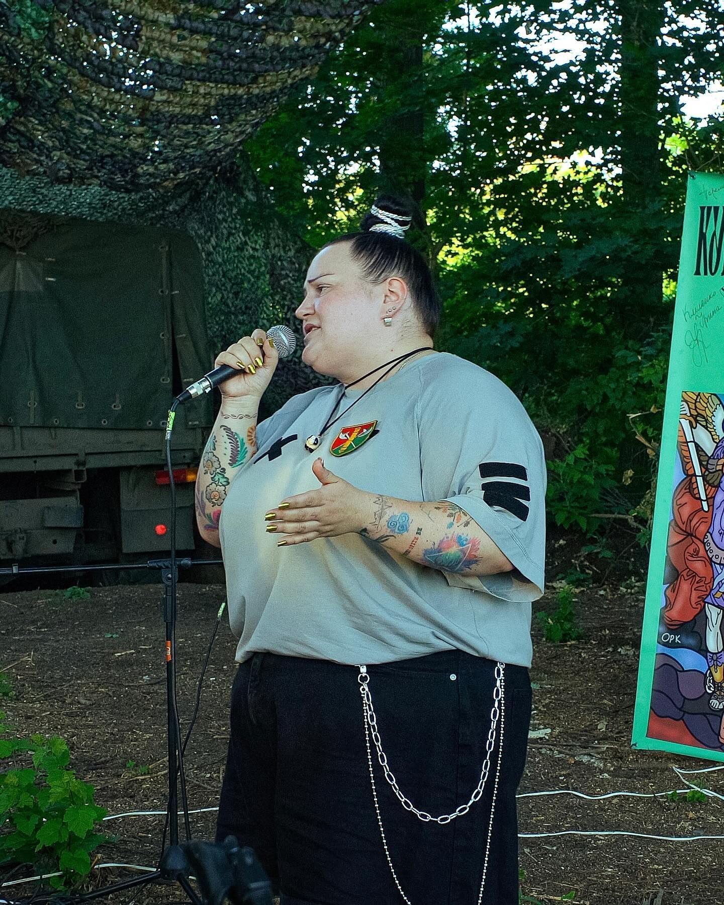 Реперка Alyona Alyona відсвяткувала 33-річчя на фронті: провела концерт