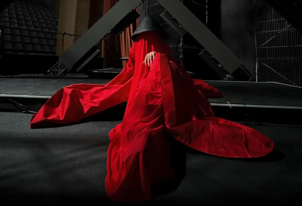 Загадкова виконавиця Klavdia Petrivna презентувала нову пісню "Театр"