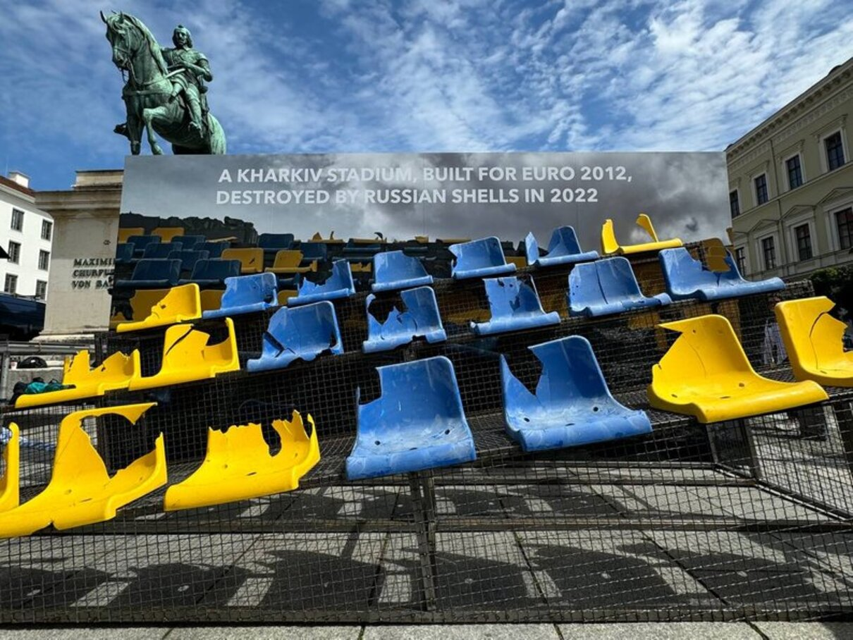У Мюнхені перед матчем України на Євро-2024 встановили частину трибуни стадіону з Харкова