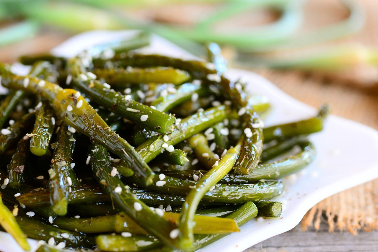 Смачно та бюджетно: готуємо стрілки часнику з Ярославським