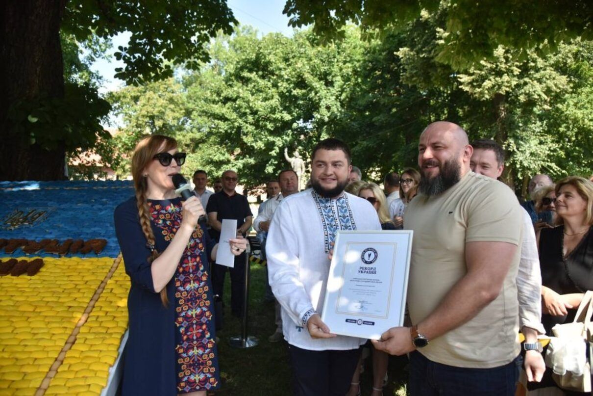 На Львівщині встановили рекорд – створили найбільшу солодку Конституцію України