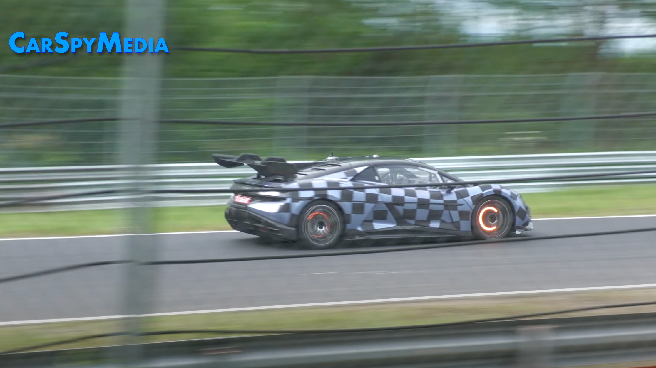 Yangwang U9 EV має майже 1300 "конячок" - фото 1