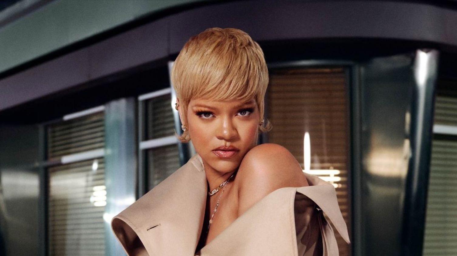 Ріанна приміряла хустку від Руслана Багінського: стильний образ співачки