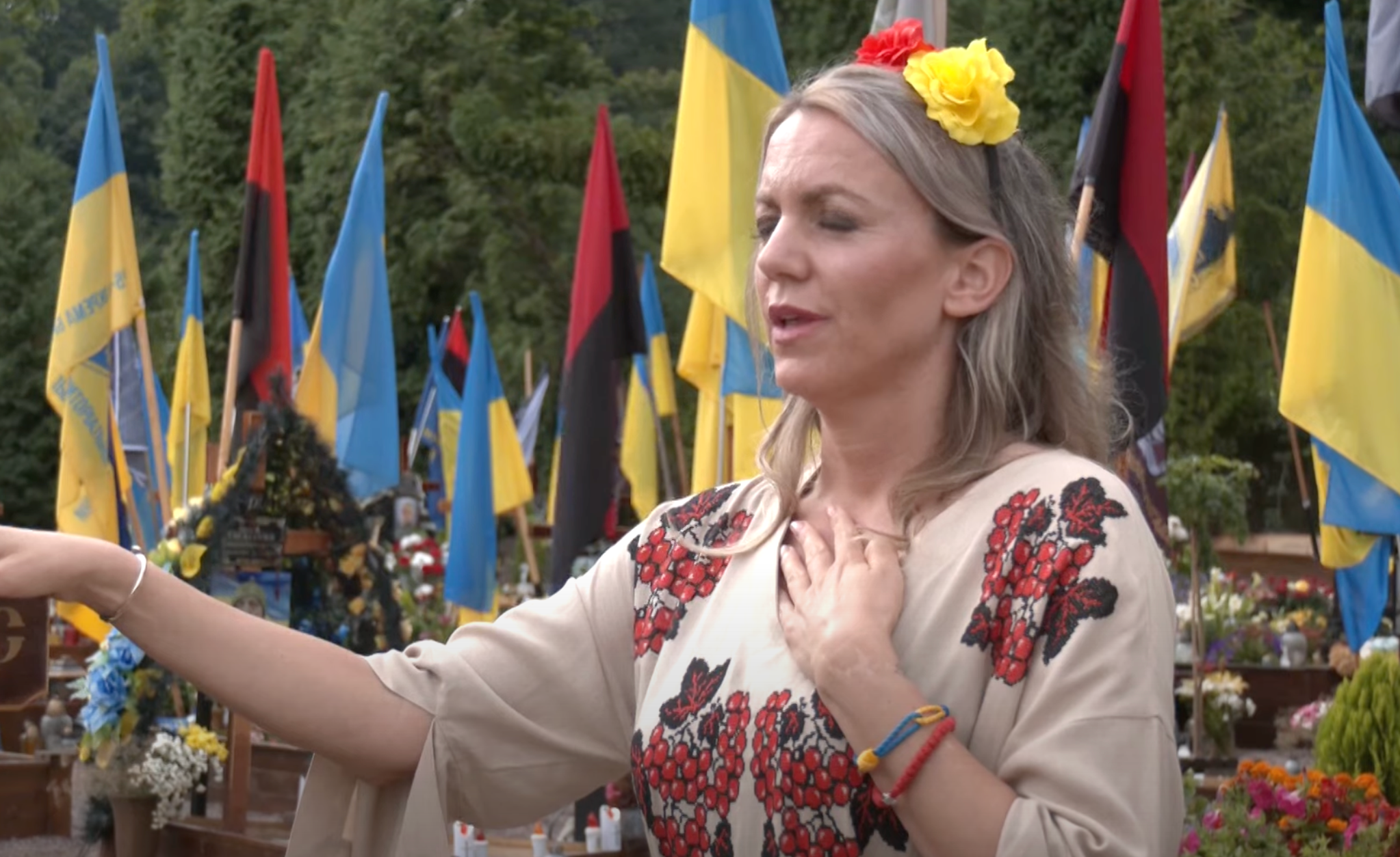 Німецька співачка виконала українські пісні на могилі Ірини Цибух: зворушливе відео