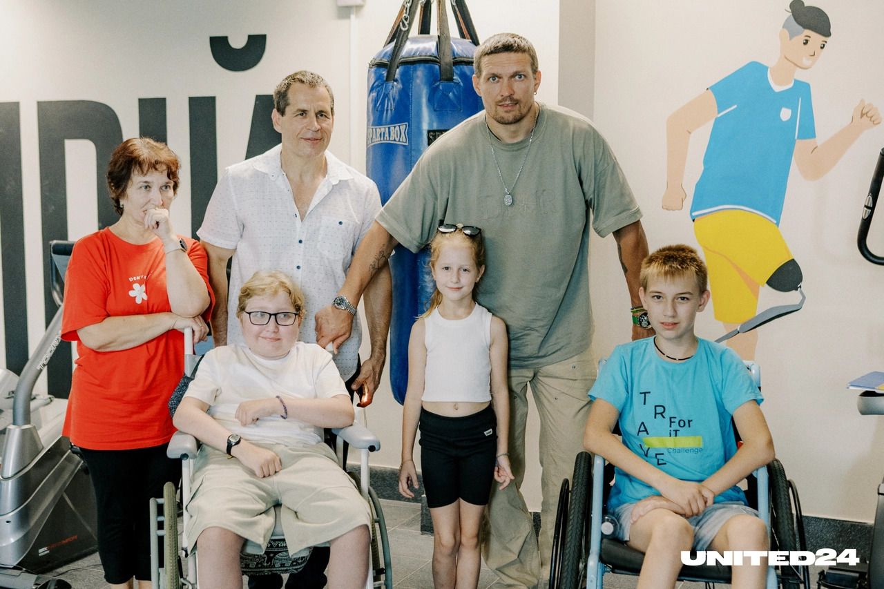 Олександр Усик відвідав дитячу лікарню 
