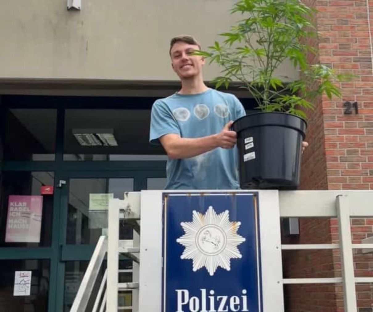 Курйоз дня: у Німеччині поліція повернула студенту викрадений горщик з марихуаною