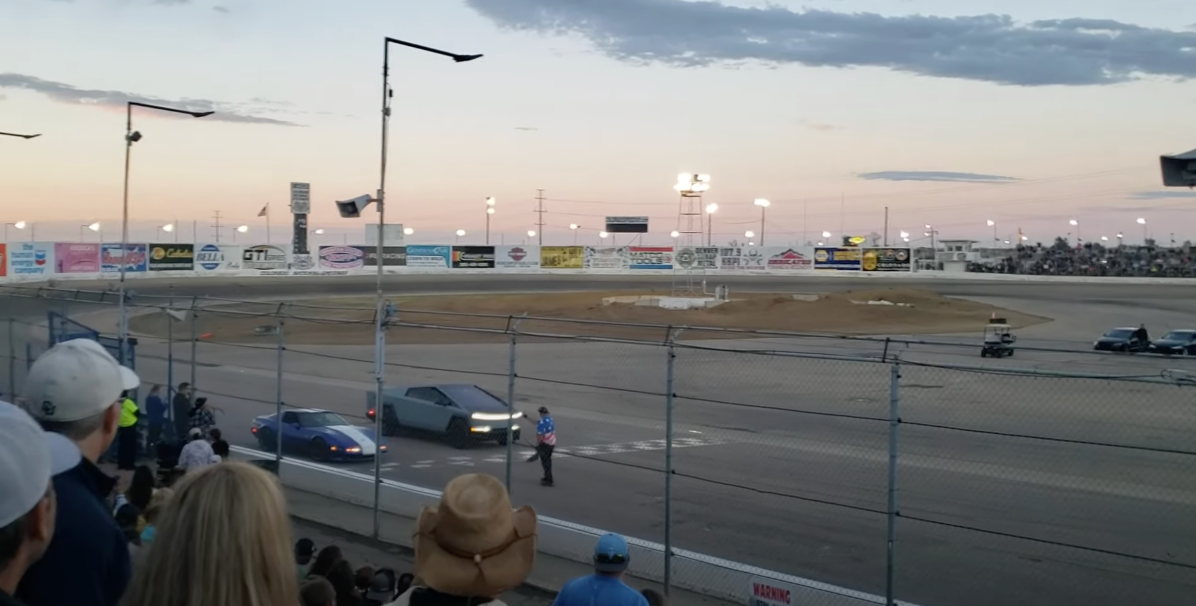 Tesla Cybertruck і C4 Corvette зійшлись у драг-рейсі: хто дійшов до фінішу першим