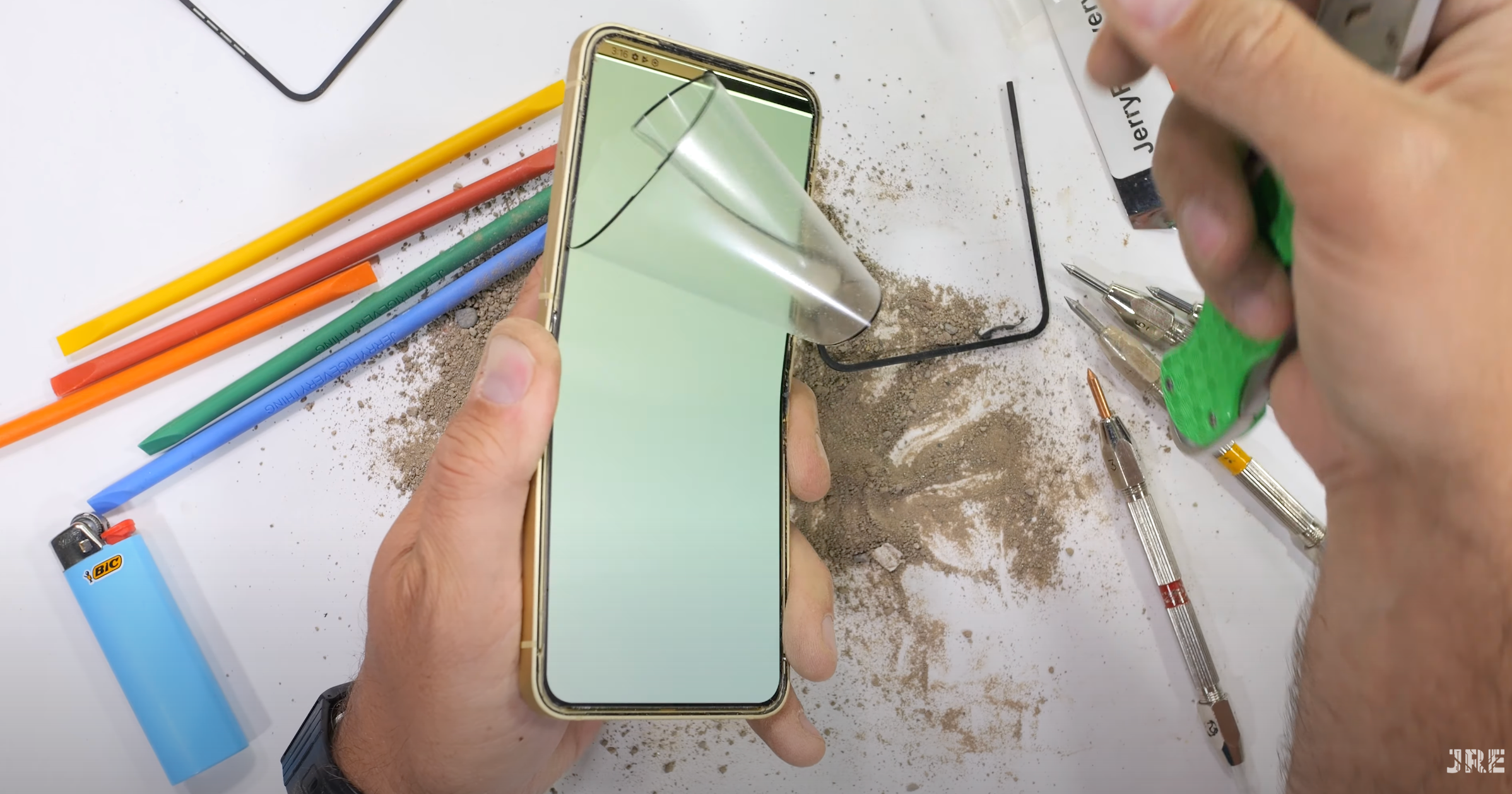 Samsung Galaxy 6 Flip потрапив до рук "руйнівника смартфонів": чи витримав він перевірку