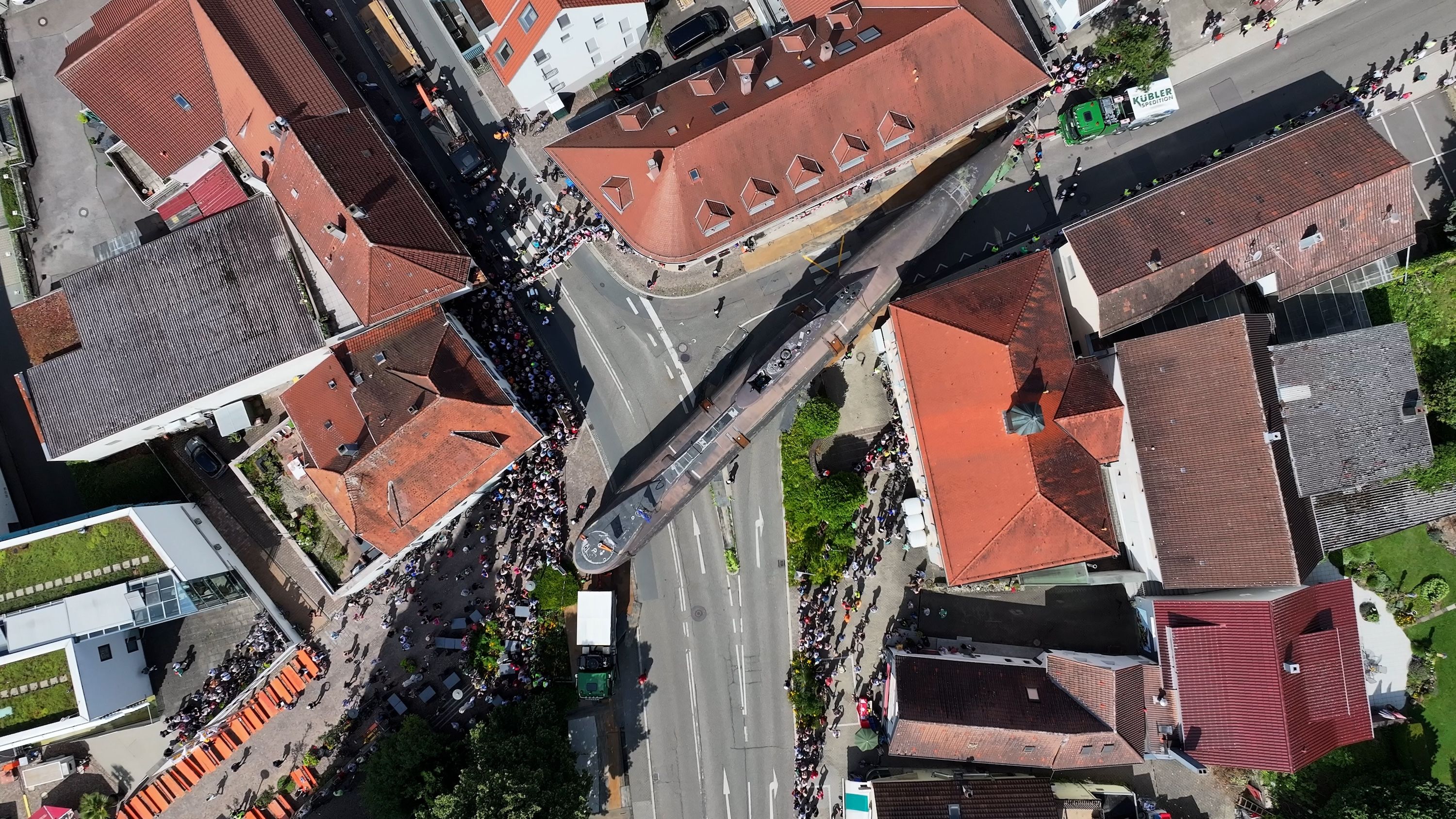 Субмарина рухається вузькими вуличками - фото 1