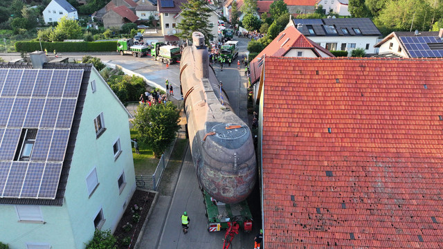 Онлайн показують, як Німеччиною перевозять 49-метрову субмарину: дивіться з нами - фото 543931