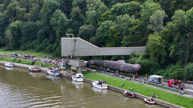 Онлайн показують, як Німеччиною перевозять 49-метрову субмарину: дивіться з нами - фото 543932