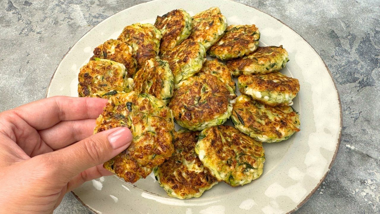 Солоні сирники з кабачком і зеленню - фото 1