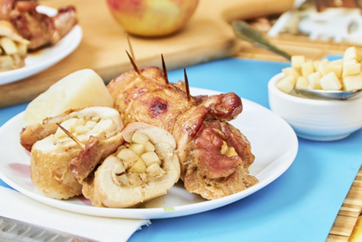 Курячі рулетики з яблуками - фото 1