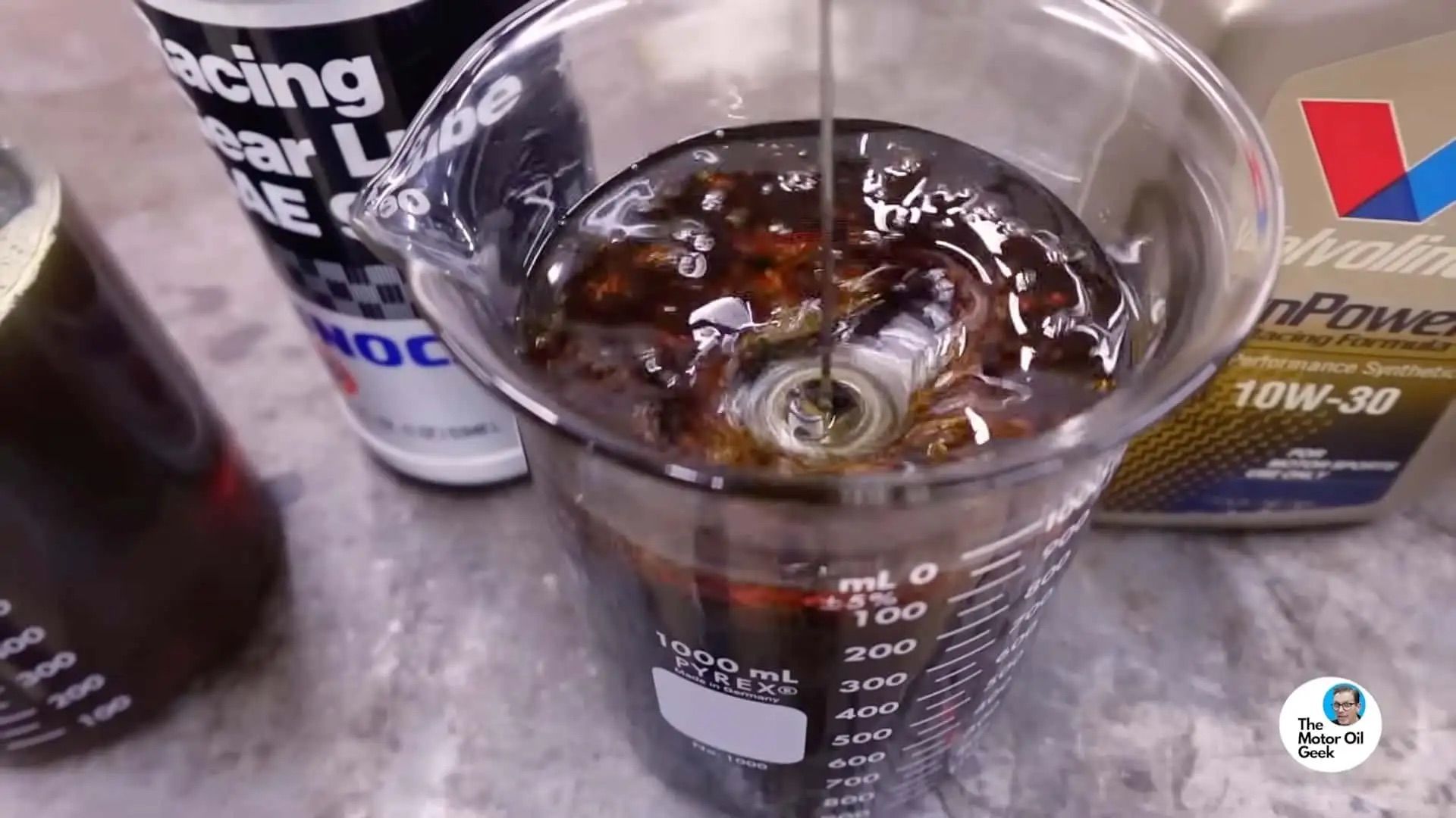 Стару моторну оливу використовувати не варто - фото 1