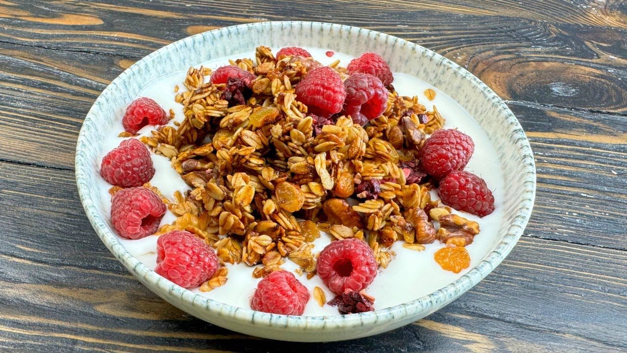 Ідеально до сніданку: домашня гранола з родзинками та сублімованими ягодами