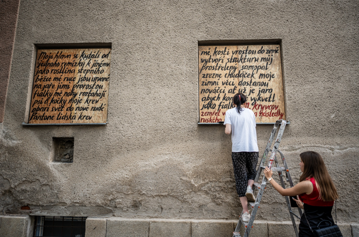 Вірші загиблих українців на стінах колишньої в’язниці в Чехії – нагадування про війну