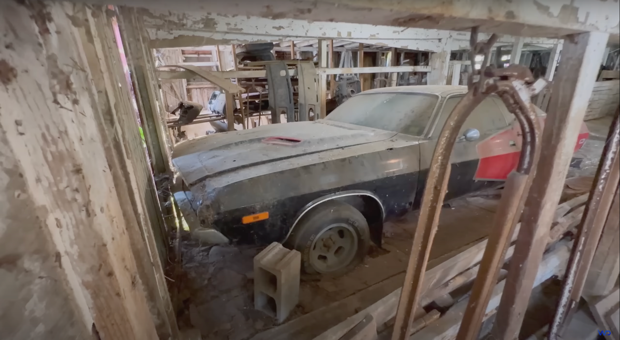 Dodge Challenger був у жахливому стані - фото 1