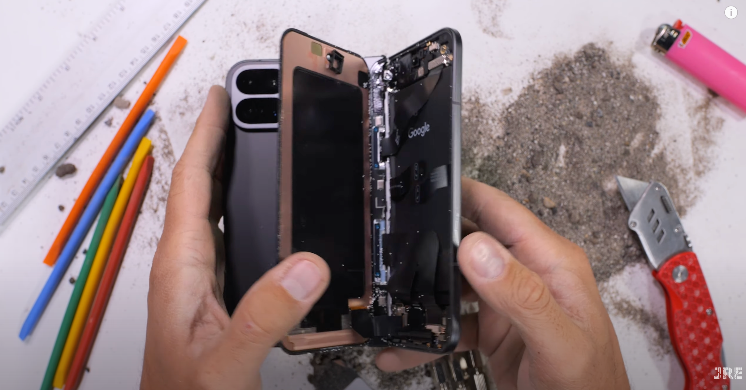 Руйнівник смартфонів протестував Pixel 9 Pro Fold: гаджет розділився на двоє