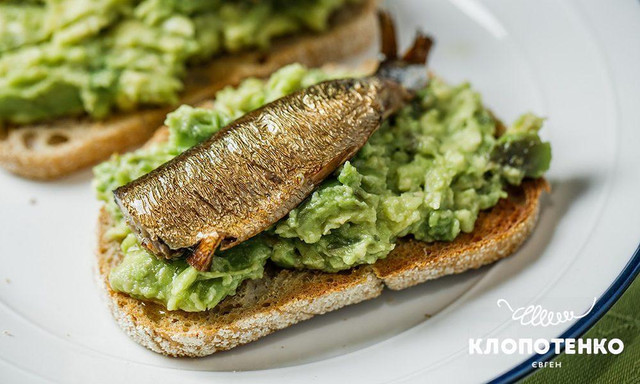  Канапки з авокадо і шпротами - фото 546266