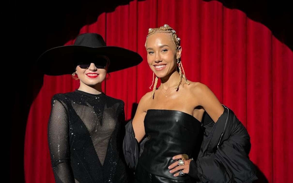 Волонтерський дует: Klavdia Petrivna та блогерка Даша Квіткова заспівали разом