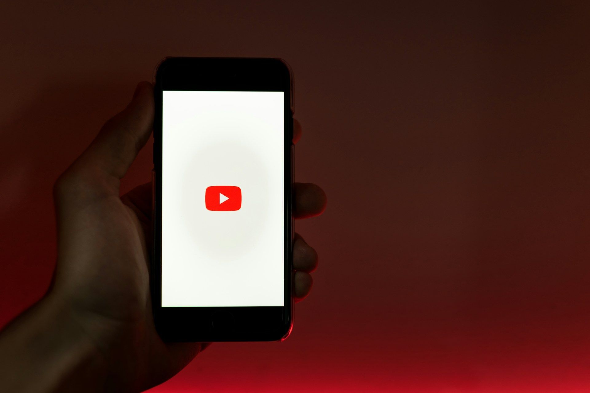 Відтепер YouTube показуватиме рекламу, коли відео стоїть на паузі