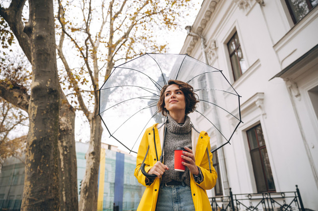 Як стильно одягатись у дощову погоду: практичні поради та тренди - фото 546509