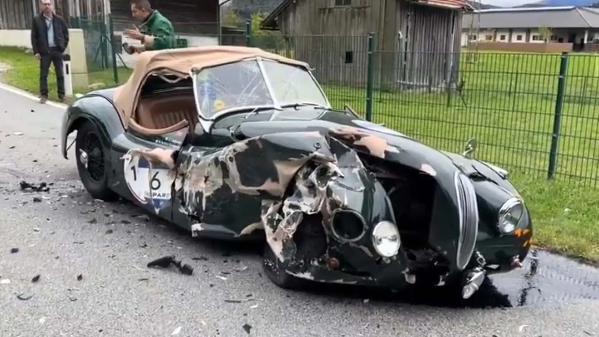 Jaguar XK120 потрапив у ДТП - фото 1