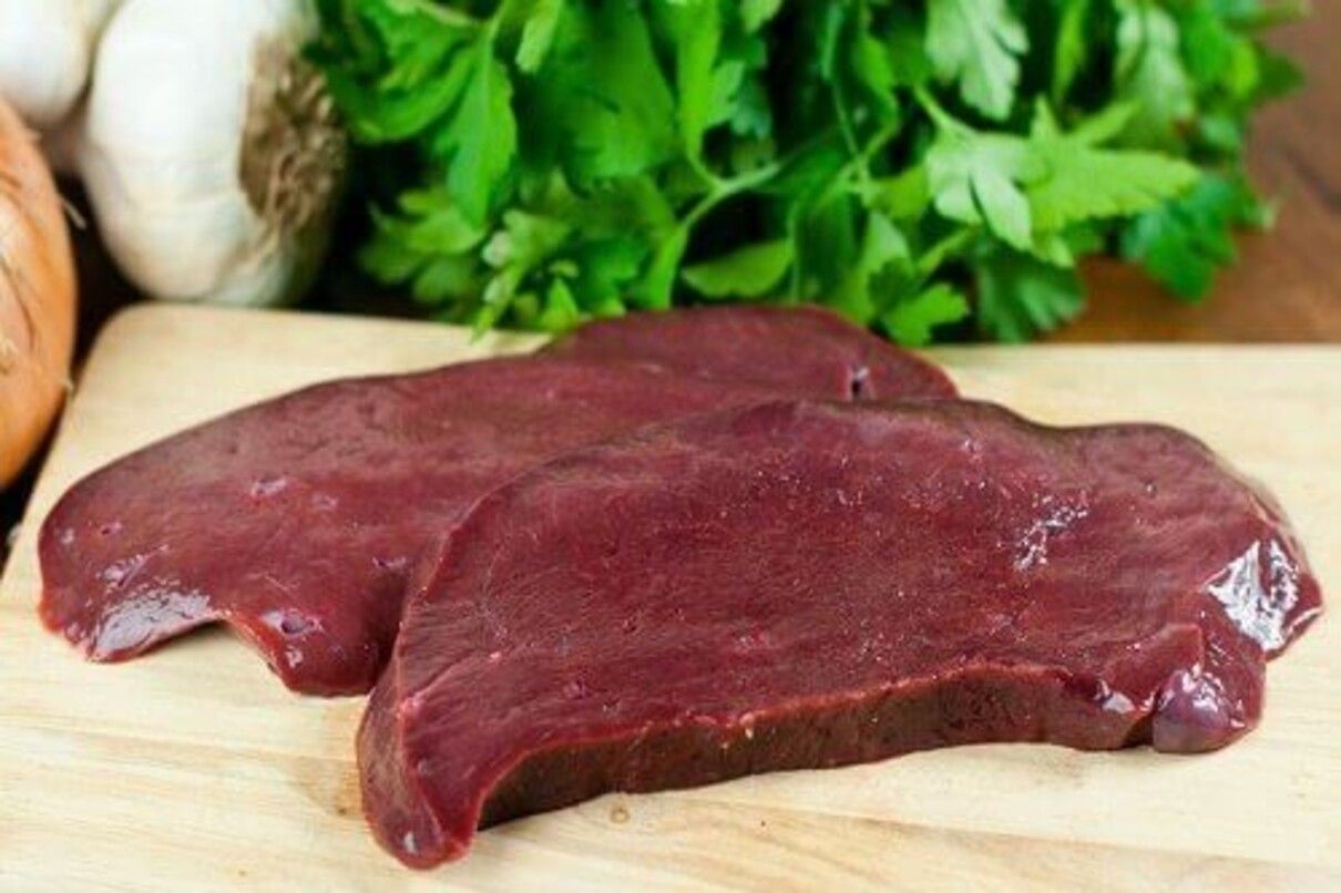 Смакуватиме неймовірно: теляча печінка з хрусткою цибулею