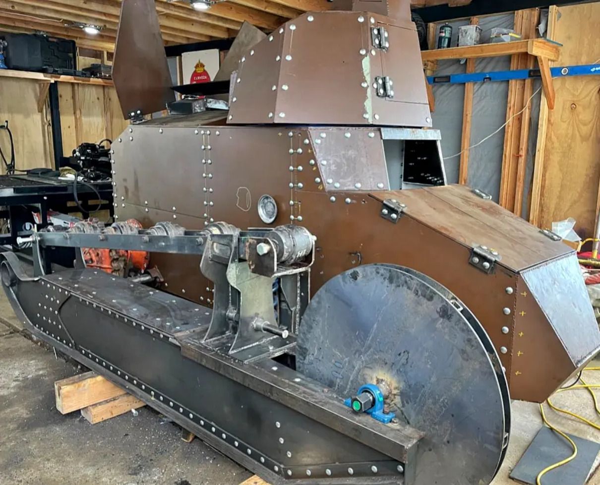 Інженер-самоучка побудував копію танка часів Першої світової війни: скільки він коштував