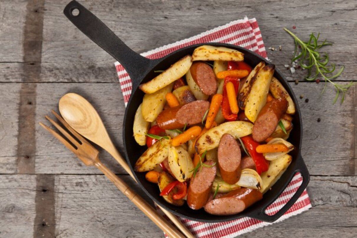 Смажена картопля з баварськими ковбасками - фото 1