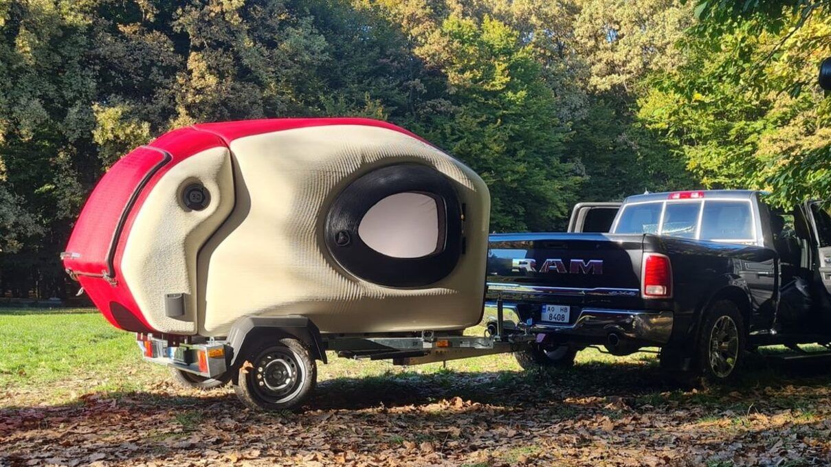 В Україні з'явився 3D будиночок на колесах з тисячі пластикових пляшок