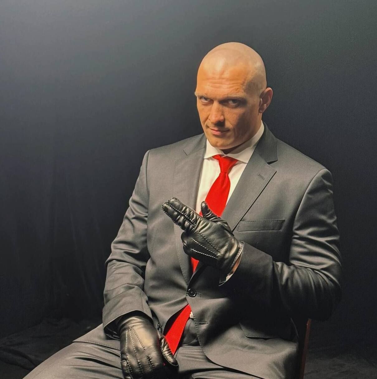 Олександр Усик в образі "Хітмена" прийшов на пресконференцію перед реваншем з Ф'юрі