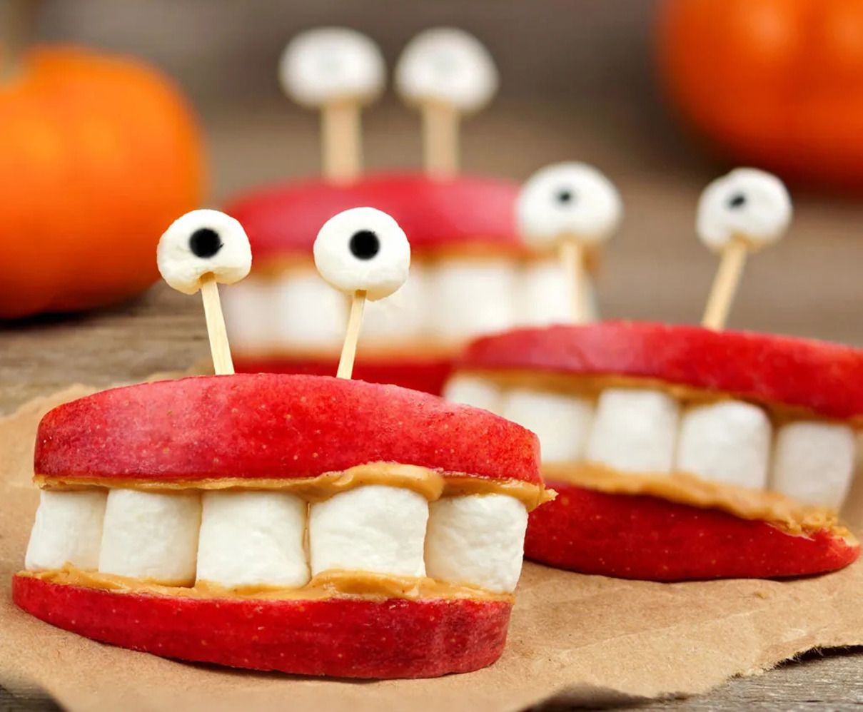 Накриваємо стіл на Хелловін: ТОП-10 варіантів простих та смачних закусок