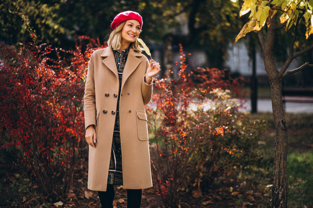 Як одягатися восени, коли зранку холодно, а вдень теплішає: поради для комфортного образу - фото 548344