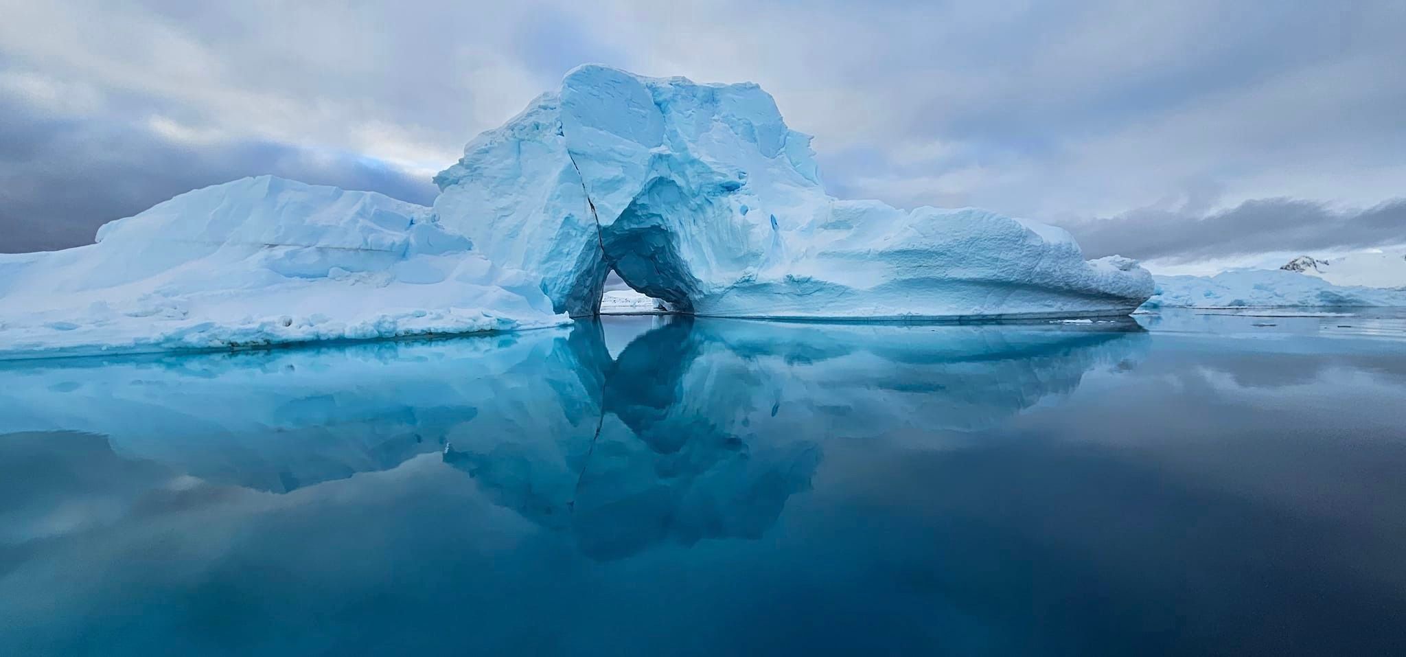 Українські полярники показали світлини рідкісного явища в Антарктиді
