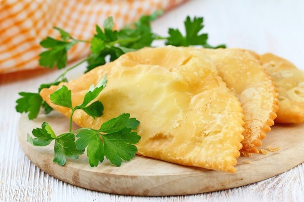 Чебуреки на воді з сиром - фото 1