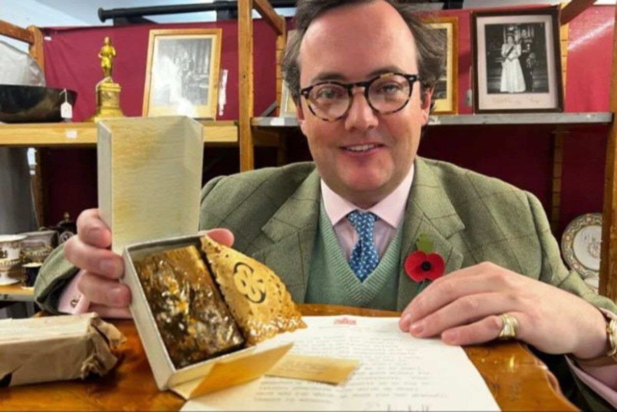 Шматок весільного торта Єлизавети II - фото 1