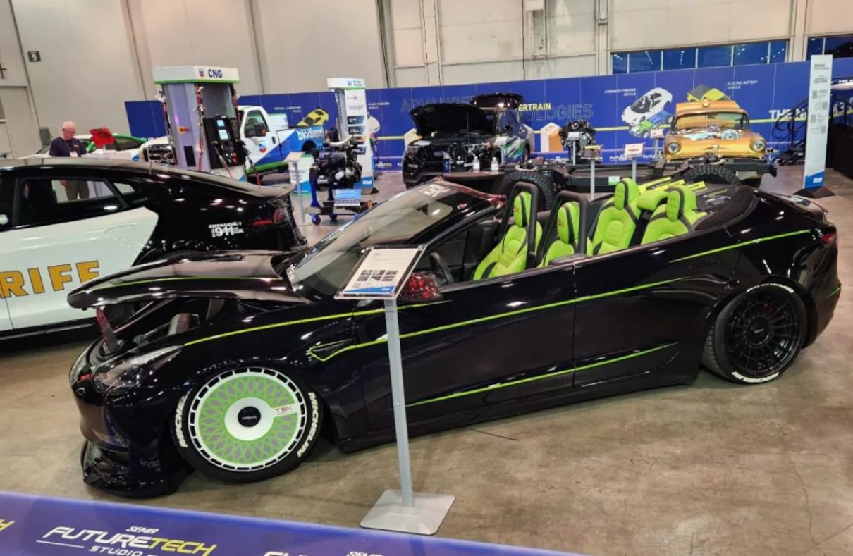 Українці представили у Лас-Вегасі вражаючий кабріолет Tesla