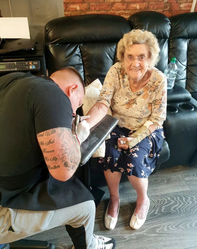 Прабабуся у Британії хоче на 100-річчя набити собі татуювання: який малюнок вона обрала - фото 548549