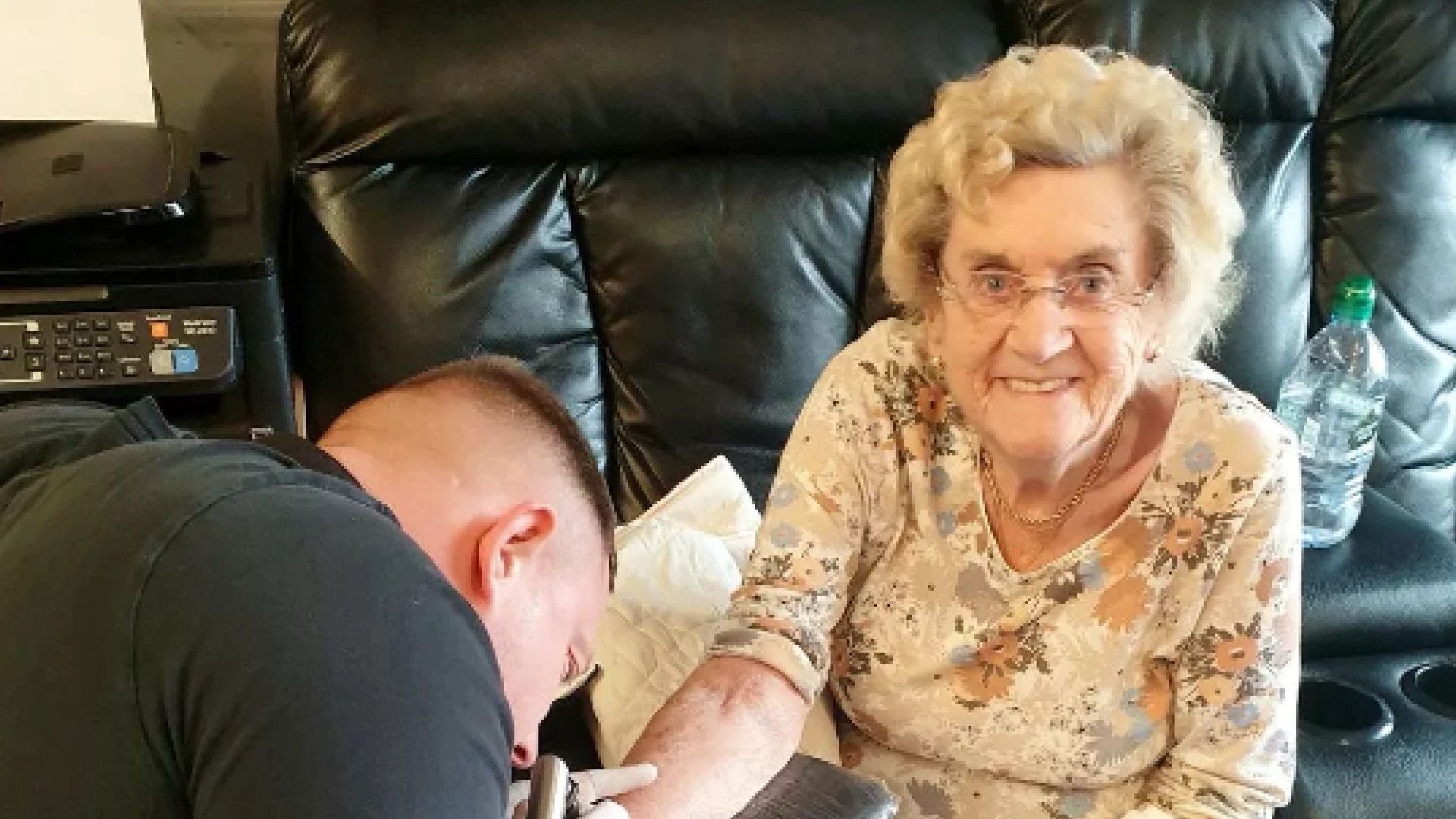 Прабабуся у Британії хоче на 100-річчя набити собі татуювання: який малюнок вона обрала