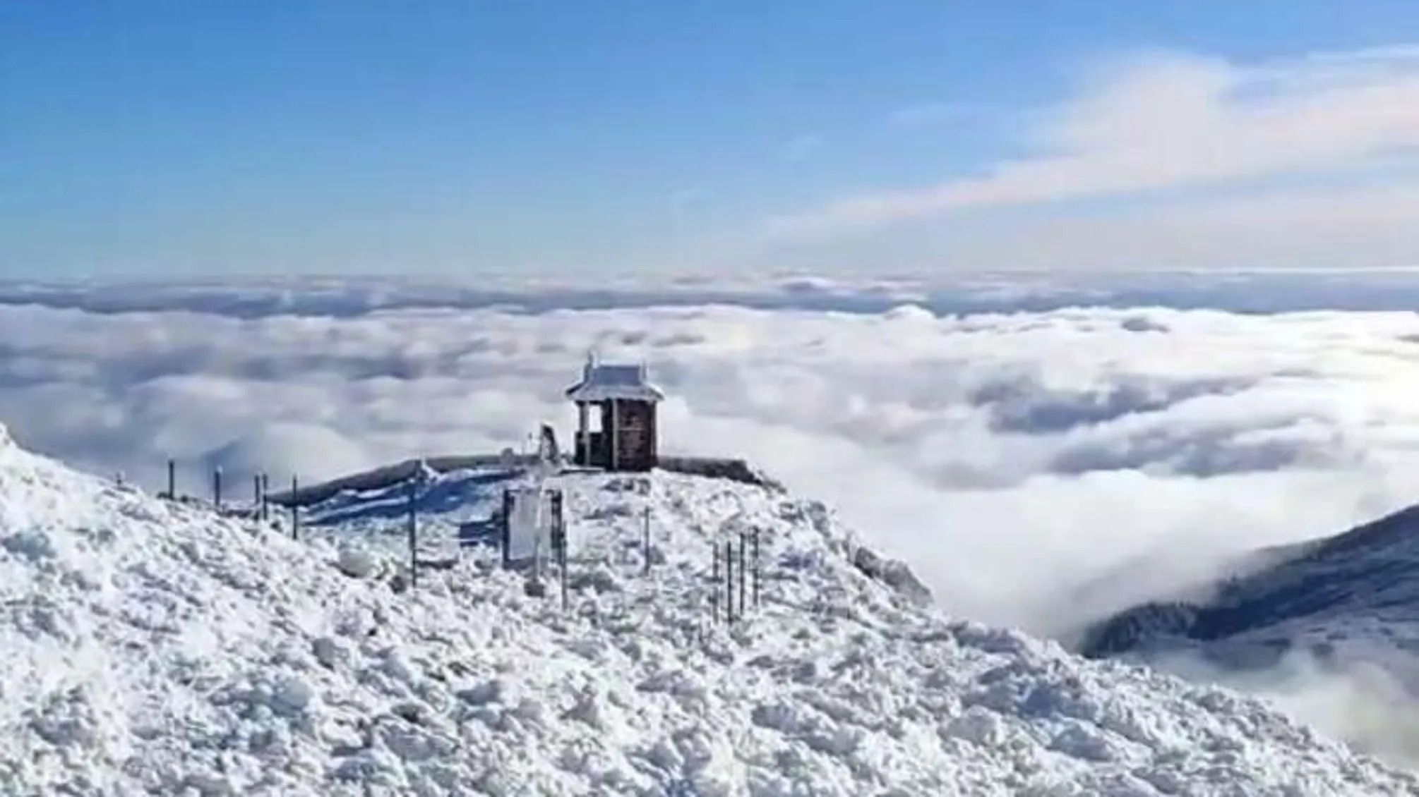 Неймовірні фото: на вершині гори Піп Іван помітили рідкісне атмосферне явище