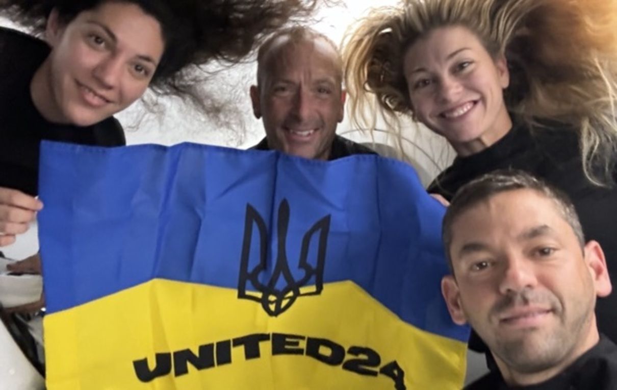 Неймовірна подія: український прапор розгорнули у космосі астронавти-туристи